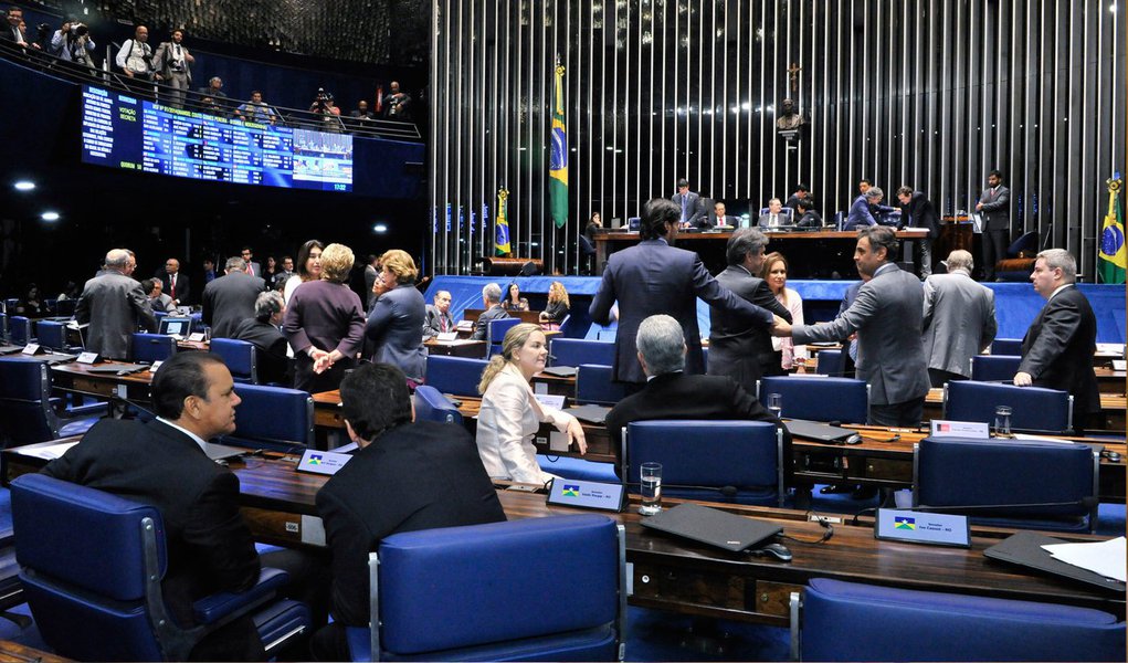 O Senado aprovou nesta terça (28) por 73 votos favoráveis e nenhum contrário o texto principal do projeto que desobriga a regulamentação para que comece a vigorar a lei que muda o indexador das dívidas de estados e municípios com a União; a relatora, senadora Marta Suplicy (SP), deu parecer pela rejeição de emendas que visam a ampliar o prazo para a aplicação do novo indexador para o início de 2016