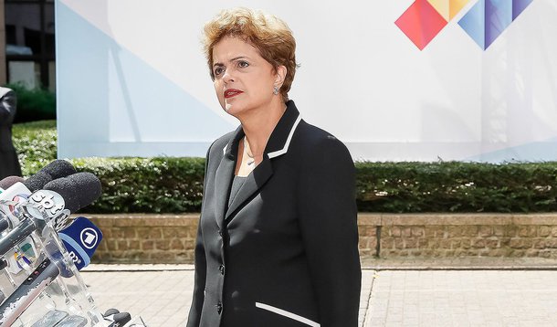 Termo "marola" foi usado pelo ex-presidente Lula para definir a crise no Brasil em 2008; nesta quinta-feira 11, em Bruxelas, onde acontece a II Cúpula União Europeia – Celac, a presidente confirmou que, naquele ano, a crise foi mesmo uma "marola", "óbvio"; mas que "depois, a marola se acumula e vira uma onda"; "Naquele momento, foi sim, senhor [uma marola]. Mas depois se acumula e vira uma onda. Sabe por quê? Porque o mar não serenou. Se tivesse serenado, ou seja, se a economia americana tivesse, de fato, tido uma crise em V, cai e depois sobe. Mas não foi isso", detalhou Dilma Rousseff aos jornalistas