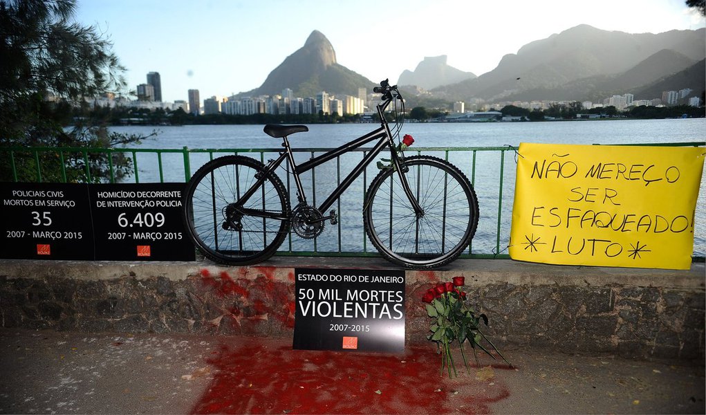 Sentença da juíza Michelle de Gouvêa Pestana Sampaio, da Vara da Infância e da Juventude da Capital, absolve o segundo menor e condena o primeiro e o terceiro, acusados de envolvimento no crime; o defensor público Fabio Schwartz, que assiste ao terceiro menor, explicou que o próprio Ministério Público pediu a improcedência do pedido, alegando falta de provas; ele disse que, "a testemunha ocular dos fatos não reconheceu o terceiro menor. Ela reconhece apenas o primeiro, categoricamente"