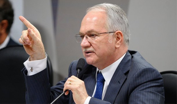 Jornalista Tereza Cruvinel avalia que, "mesmo recebendo mais votos contrários do que outros ministros quando sabatinados", o advogado Luiz Edson Fachin obteve ontem "uma expressiva vitória"; "Vitória do saber jurídico que demonstrou, da humildade com que se portou, da transparência e objetividade com que a tudo respondeu, sobre o oportunismo dos que tentaram derrotá-lo", afirma; leia a íntegra de seu artigo