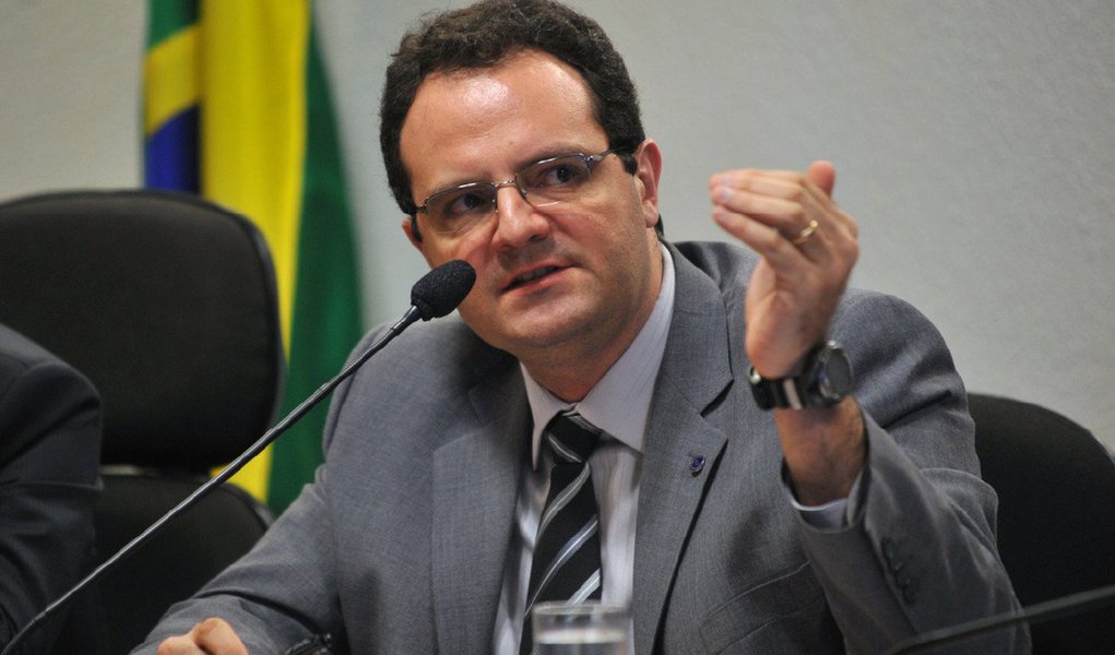 O ministro do Planejamento, Nelson Barbosa, disse que o Brasil “não perde investimentos” com o rebaixamento da nota de crédito do país anunciado nesta terça (11) pela agência de classificação de risco Moody's; “Trabalhamos para recuperar a capacidade de produzir resultados primários mais elevados de forma sustentável. A expectativa de inflação para o próximo ano já é bem melhor do que a deste ano. À medida que os resultados aparecerem, vão garantir uma avaliação favorável ao Brasil por parte de investidores”, afirmou