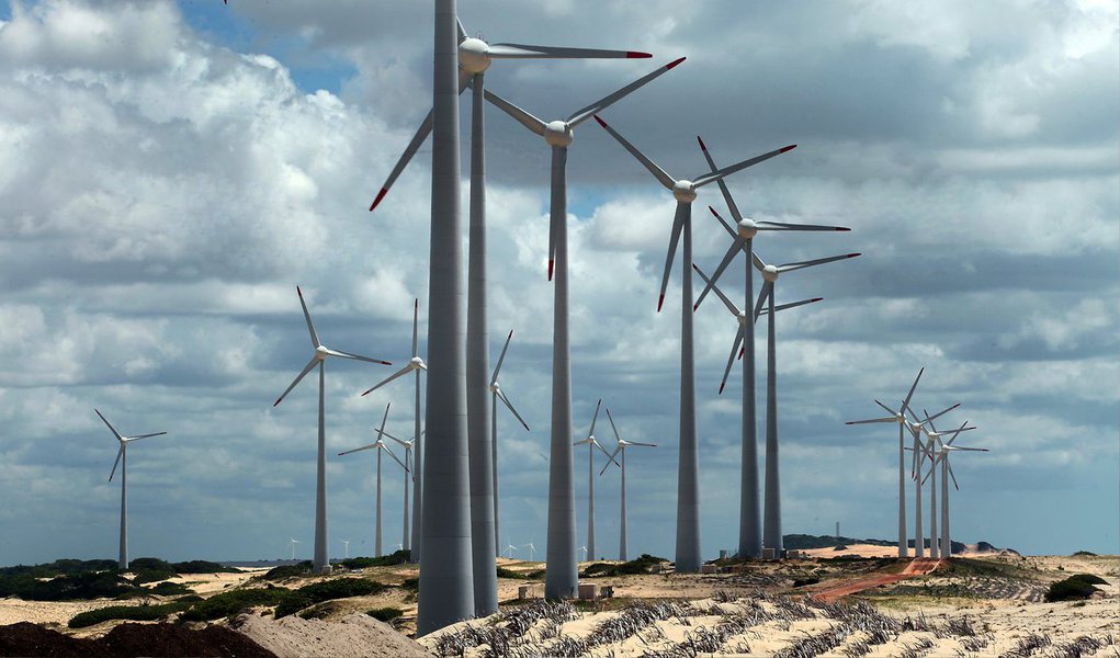 O Brasil deve alcançar, em 2016, a segunda ou terceira colocação no ranking dos países que mais investem no aproveitamento dos ventos como fonte de energia, subindo ainda para a sexta posição mundial em capacidade instalada; este é o prognóstico da presidenta executiva da Associação Brasileira de Energia Eólica (ABEEólica), Elbia Silva Gannoum, apresentado hoje no 12º Encontro Nacional de Agentes do Setor Elétrico