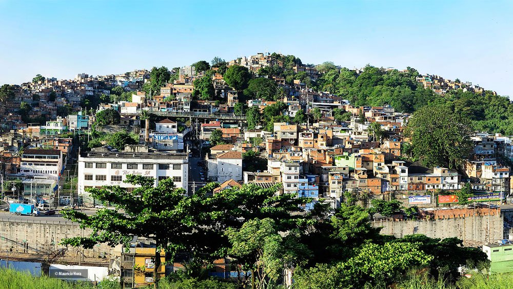 Alexandre Cavalcante de Oliveira, de 35 anos, foi atingido na cabeça, na porta de casa, após confronto entre policiais da Unidade de Polícia Pacificadora (UPP) e criminosos. Segundo a família da vítima, Alexandre se despedia dos filhos quando a bala o atingiu