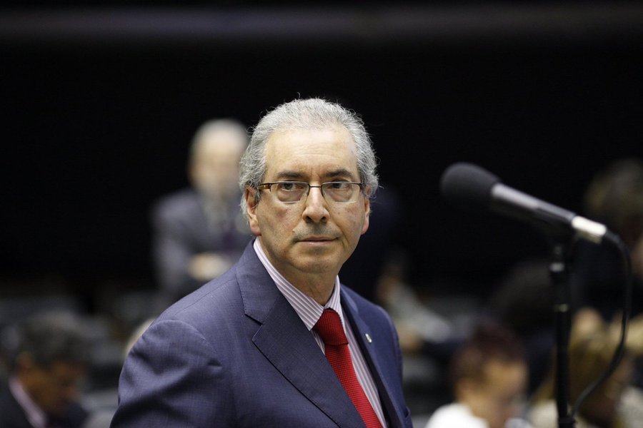 Os esforços de algumas bancadas defendendo o adiamento da votação do projeto de lei da terceirização não convenceram o presidente da Câmara, Eduardo Cunha (PMDB-RJ); o deputado negou os pedidos nesse sentido e garantiu que todos os destaques ao projeto serão concluídos; "Não é adiando para outra semana que vamos resolver. Não tenho compromisso ou interesse em qualquer dos resultados. Tenho interesse em que votemos, que enfrentemos o tema e o encaminhemos ao Senado", informou