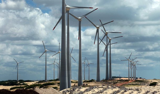 O Brasil deve alcançar, em 2016, a segunda ou terceira colocação no ranking dos países que mais investem no aproveitamento dos ventos como fonte de energia, subindo ainda para a sexta posição mundial em capacidade instalada; este é o prognóstico da presidenta executiva da Associação Brasileira de Energia Eólica (ABEEólica), Elbia Silva Gannoum, apresentado hoje no 12º Encontro Nacional de Agentes do Setor Elétrico