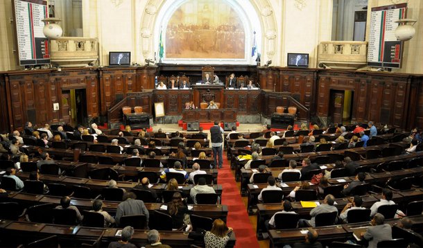 A bancada fluminense na Câmara dos Deputados passará a ser representada por 17 partidos políticos na próxima legislatura, que começa em 2015; atualmente, os eleitores do Rio de Janeiro são representados por 19 legendas; dois partidos passarão a ter deputados federais pelo Rio de Janeiro: o PSDC e o PRP, com um deputado cada um; por outro lado, quatro deixarão de ter representantes pelo Rio na próxima legislatura: o PPS, PV, PMN e PSC