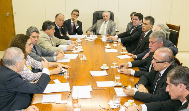 O presidente em exercício Michel Temer está reunido nesta terça (9) com os ministros José Eduardo Cardozo (Justiça), Pepe Vargas( Secretaria de Direitos Humanos), Luís Inácio Adams (Advocacia- Geral da União) e Eliseu Padilha (Secretaria de Aviação Civil), além de líderes da base aliada na Câmara dos Deputados. Na pauta, a redução da maioridade penal; “O governo vai tentar manter o ECA com alterações. A recuperação pelo ECA é muito grande”, disse Padilha