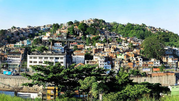 Alexandre Cavalcante de Oliveira, de 35 anos, foi atingido na cabeça, na porta de casa, após confronto entre policiais da Unidade de Polícia Pacificadora (UPP) e criminosos. Segundo a família da vítima, Alexandre se despedia dos filhos quando a bala o atingiu