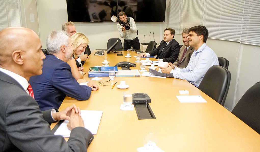 Em visita ao Rio, a ministra de da Educação da Holanda, Jet Bussemaker, reuniu-se com o secretário executivo de Coordenação de Governo da Prefeitura do Rio, Pedro Paulo; "A intenção do governo holandês é estabelecer a cooperação com o governo do Rio na construção de políticas públicas na educação", disse a ministra; Jet mostrou interesse pelo projeto Fábrica de Escolas do Amanhã Governador Leonel Brizola, que consiste na construção de 136 escolas de ensino integral no município, um investimento de cerca de R$ 1,8 bilhão; com as construções, 103 mil novas vagas serão criadas em toda cidade