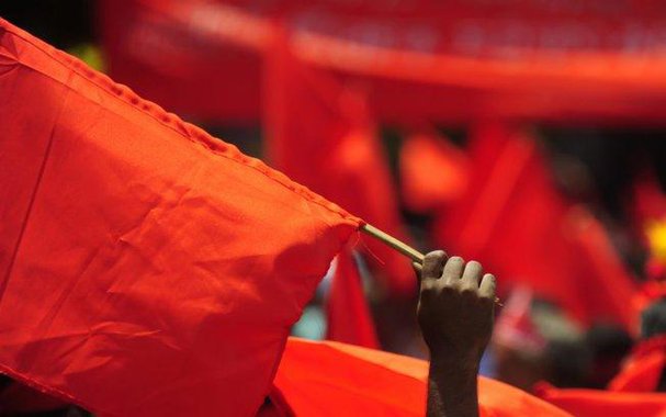 As forças progressistas na condução do governo, tendo responsabilidades com a nação, não podem permitir o agravamento ulterior da situação, o que só provocaria danos irreparáveis à maioria da população