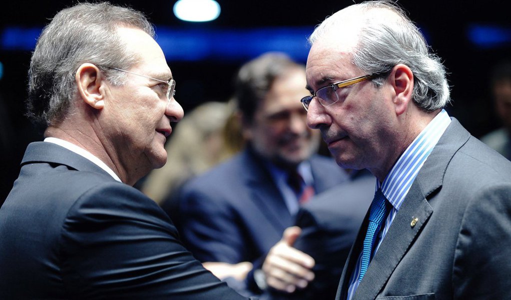 Presidente do Senado, Renan Calheiros (PMDB), embora investigado na Lava Jato, não corre o risco de ser denunciado, segundo a colunista Mônica Bergamo; já o presidente da Câmara, Eduardo Cunha (PMDB), pode ser preso preventivamente ou afastado do cargo durante o recesso parlamentar; o motivo, segundo ela, seria a tentativa de coagir e intimidar testemunhas