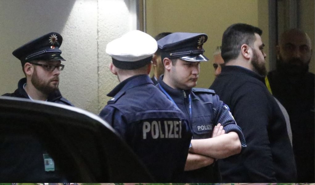 A polícia do sul da Alemanha impediu um ataque planejado por militantes extremistas salafistas, informou um jornal alemão, acrescentando que dois suspeitos foram presos durante a madrugada depois que armas e explosivos foram encontrados na casa deles