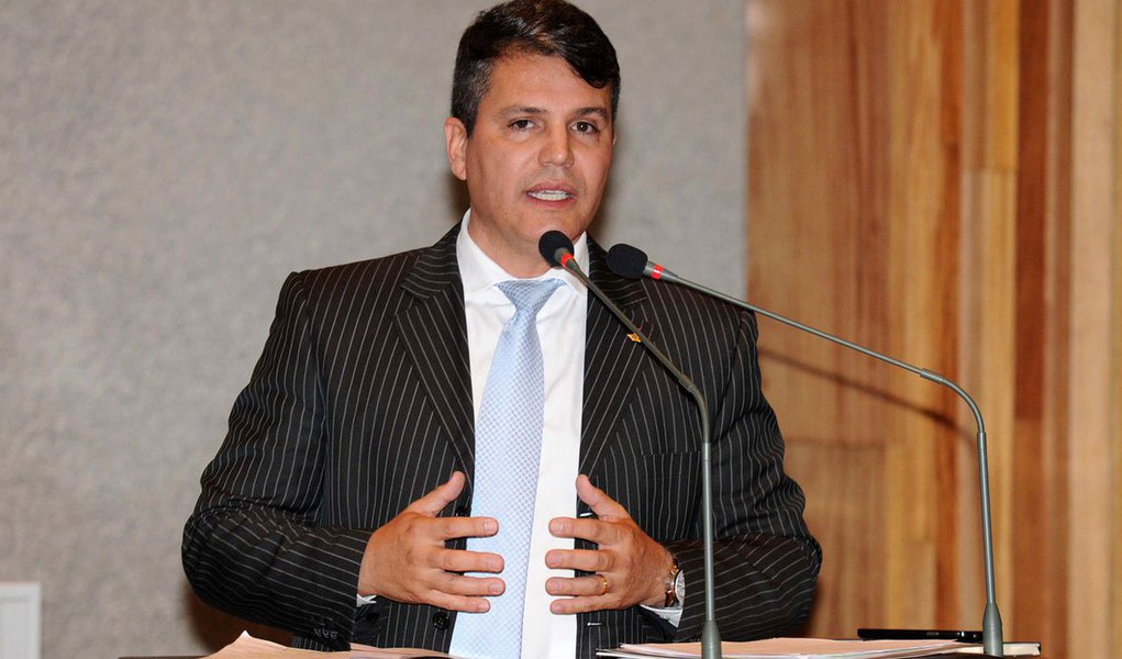 Secretário de Saúde, Fábio Gondim, propôs um pacto entre os órgãos de controles externo e interno e a secretaria para que a população receba um serviço de mais qualidade; em pronunciamento na CLDF, representantes dos TCDF e do TCU, do MPCDF, da Defensoria Pública, da Controladoria-Geral e do Conselho de Saúde do Distrito Federal relataram os principais problemas do setor, a maioria identificada por meio de auditorias; "Os órgãos de controle compreendem as imperfeições do sistema e, por isso, podem dar importante colaboração para melhorar a rede pública de saúde em Brasília", defendeu Gondim