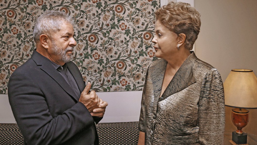 O ex-presidente Lula relatou nesta sexta (22) à presidente Dilma Rousseff e ministros do núcleo político que tem recebido em seu instituto empresários inseguros quanto aos efeitos do ajuste fiscal e à estratégia para retomar o crescimento; eles definiram que é preciso afinar o discurso do ajuste e divulgar a versão de que, mesmo com os cortes no orçamento, o governo tem investimentos mais robustos que os dos governos pré-PT