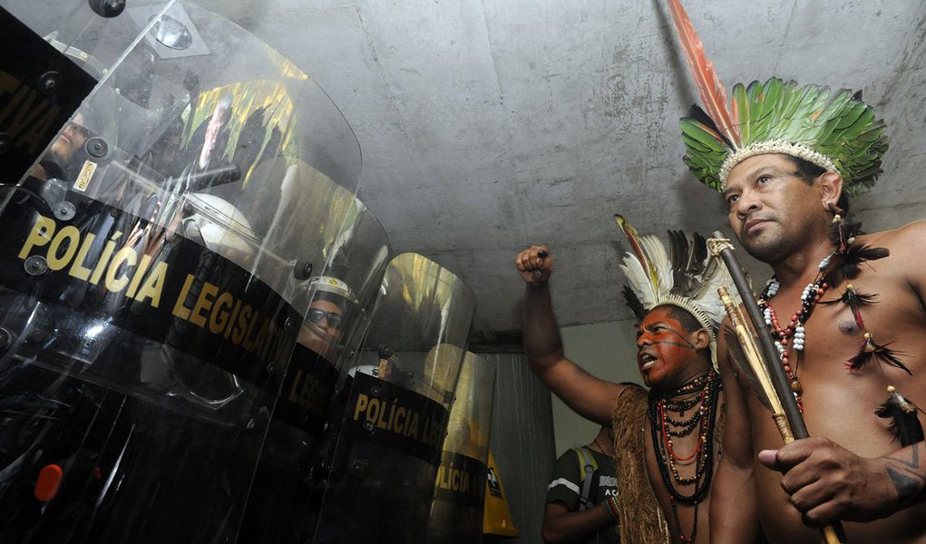 Índios tentaram invadir no início da tarde o Anexo 2 da Câmara dos Deputados, próximo à entrada que dá acesso às salas das comissões. Policiais militares que estavam no local desde o início da manhã, alertados sobre o possível protesto, conseguiram impedir a invasão usando gás de pimenta. Um deles foi atingido no pé por uma flecha