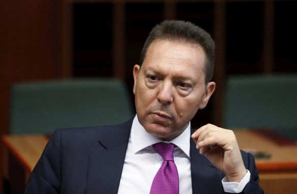 O chefe do banco central da Grécia alertou os bancos na semana passada para um "dia difícil" na terça-feira caso o governo de Atenas não chegue a um acordo com os credores em uma reunião de emergência da zona do euro na segunda-feira, presidente do banco central do país, Yannis Stournaras, convocou uma reunião especial com banqueiros na sexta-feira para discutir a crise no setor após uma série de saques que ultrapassou 1 bilhão de euros um dia antes do fim de semana
 