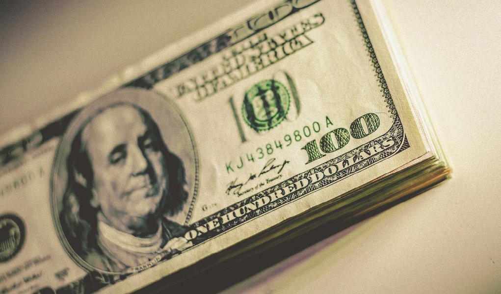 Depois de se aproximar de R$ 3,60 no pregão de ontem, a moeda norte-americana caiu pela primeira vez em seis sessões, com o aumento da atuação do Banco Central no mercado de câmbio; o dólar comercial fechou nesta sexta (7) vendido a R$ 3,508, com queda de R$ 0,029 (-0,83%); a cotação passou a cair depois que o BC aumentou a atuação no mercado cambial