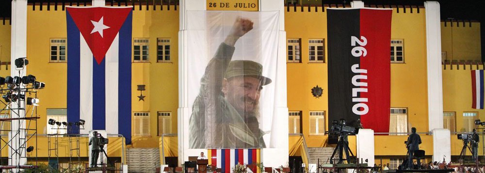Cuba lembrou o aniversário da revolução de Fidel Castro, há 62 anos, com apelos para o fim do embargo norte-americano ao país; cerimônia, com a presença do presidente cubano Raúl Castro e cerca de 10 mil membros da elite do país, foi a primeira desde o restabelecimento das relações com os Estados Unidos; "Agora começa um longo e complexo caminho para a normalização das relações bilaterais, que inclui, entre outras coisas, o fim do bloqueio e a devolução da base naval de Guantanamo", disse José Ramon Machado Ventura, o número 2 do Partido Comunista de Cuba; Fidel Castro, de 88 anos, não participou da celebração