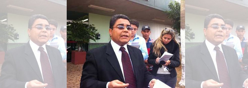 O Presidente da Comissão Central de Licitação (CCL) Paulo Guilherme Araújo voltou a usar as redes sociais pedindo uma CPI para investigar recursos públicos repassados ao Sistema Mirante durante o governo de Roseana Sarney; "Defendo CPI para investigar os repasses de dinheiro do Governo do Estado para o Sistema Mirante, de propriedade da família Sarney, quando Roseana Sarney era governadora", disse Araújo pelo Facebook