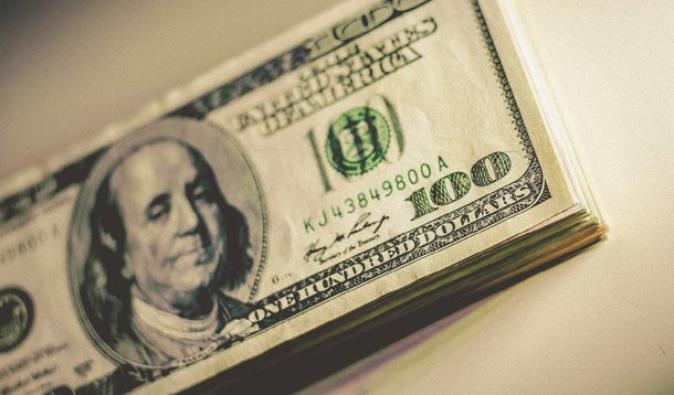 Depois de se aproximar de R$ 3,60 no pregão de ontem, a moeda norte-americana caiu pela primeira vez em seis sessões, com o aumento da atuação do Banco Central no mercado de câmbio; o dólar comercial fechou nesta sexta (7) vendido a R$ 3,508, com queda de R$ 0,029 (-0,83%); a cotação passou a cair depois que o BC aumentou a atuação no mercado cambial