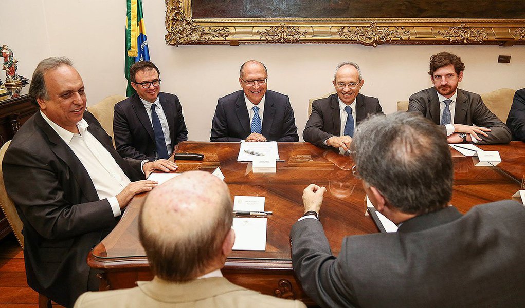 Com objetivo de enfrentar a crise econômica, governadores do Sudeste elaboraram pauta de reivindicações que vai ser levada ao Congresso Nacional e à Presidência da República; governador do Rio de Janeiro, Luiz Fernando Pezão, ressaltou que não há intenção de fugir do ajuste fiscal do governo federal; Paulo Hartung, do Espírito Santo, citou o impacto da redução de investimentos anunciada pela Petrobras; já o governador de São Paulo, Geraldo Alckmin, afirmou que o momento é priorizar áreas que gerem mais empregos; Fernando PImentel, de Minas Gerais, também destacou que o objetivo das sugestões é somar forças para preservar trabalho e renda para os brasileiros