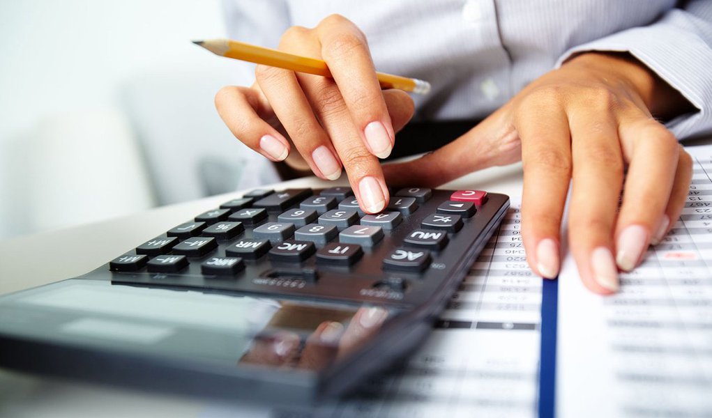 Índice Geral de Preços do Mercado (IGP-M) ficou em 0,41% em maio, apresentando queda em relação a abril quando o índice foi 1,17%; taxa de maio é superior a de igual mês do ano passado, que era 0,13%; no acumulado de 12 meses, a variação, que serve de base de cálculo para a correção da maioria dos contratos de aluguel, o IGP-M ganhou força e chegou a 4,11