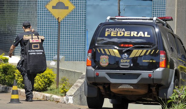 Foram confiscados oito imóveis em Brasília e apreendidos R$ 70 mil em diversas moedas na casa de um servidor no Rio de Janeiro; operação visa investigar suspeita de fraude na renovação do contrato de gerenciamento do Sistema de Controle de Bebidas (Sicobe); segundo a PF, em um primeiro momento, os crimes apurados são de associação criminosa, fraude em licitação e corrupção