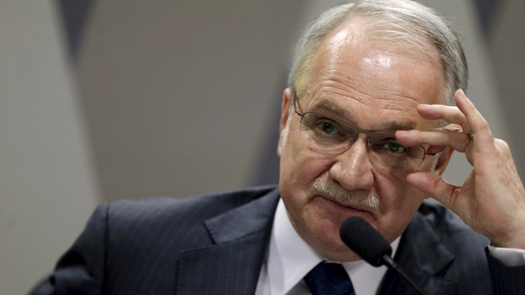 A delação premiada não pode ser considerada como prova, mas como um indício que deverá ser apurado; a opinião é do professor Luiz Edson Fachin, que será empossado ministro do Supremo Tribunal Federal na próxima terça-feira; Fachin conversou com jornalistas paranaenses e enfatizou a importância da presunção de inocência