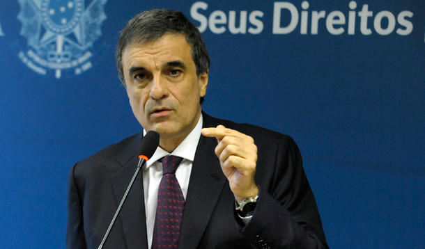 Convocado pela Comissão Parlamentar de Inquérito da Petrobras para explicar o grampo ilegal encontrado na cela do doleiro Alberto Youssef, na Polícia Federal (PF), em Curitiba, o ministro da Justiça, José Eduardo Cardozo, disse, por meio de nota, não haver problema em ir à CPI; “Se eu puder colaborar de alguma forma para a elucidação dos fatos, eu o farei. Comparecer ao Parlamento é sempre uma honra para mim”, afirmou 