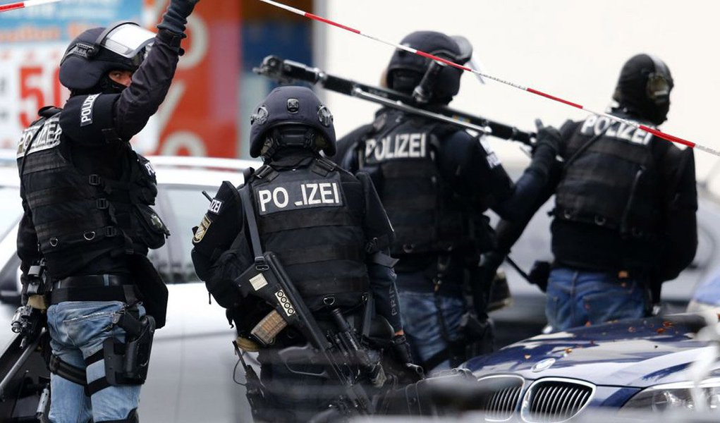 Homem disparou tiros do interior de um automóvel em Leutershausen-Tiefenthal, perto da cidade de Ansbach, na Baviera, sudeste da Alemanha, informou a polícia, acrescentando que o suspeito já foi detido; as vítimas são uma mulher e um homem, atingidos em locais diferentes, separados por vários quilômetros, diz o comunicado