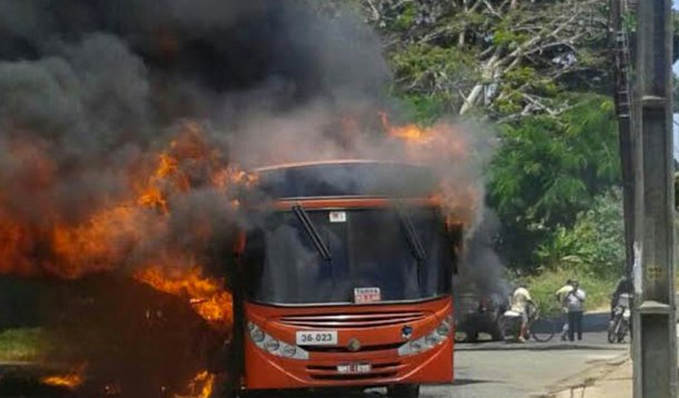 Apesar da presença da Força Nacional de Segurança patrulhando as ruas, São Luís, capital do Maranhão, registrou mais dois ataques a ônibus; esse é o 18º veículo incendiado desde a última onda de incêndios; conforme a Secretaria de Segurança Pública, os autores dos ataques ao coletivos da empresa Primor, ocorridos nos bairros Recanto do Vinhas e Pão de Açúcar, já foram identificados; a PM reforçou o patrulhamento próximo ao local, na tentativa de prender os suspeitos