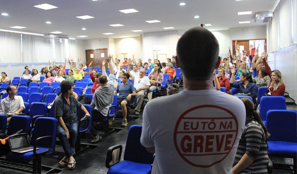 Os professores das Universidades Estaduais de Ponta Grossa (UEPG), do Oeste do Paraná (Unioeste) e de Maringá (UEM) retomaram nesta quarta (22) a greve por tempo indeterminado contra as tentativas de confisco da previdência dos servidores promovidas pelo governador Beto Richa (PSDB); além delas, os servidores e professores da Universidade Estadual de Londrina (UEL) também estão convocando manifestação para esta sexta (24) em protesto ao mesmo projeto de confisco; já os professores da Universidade Estadual do Centro-Oeste (Unicentro) realizam assembleias nesta quinta em Guarapuava e Irati, e devem decidir pela retomada da greve