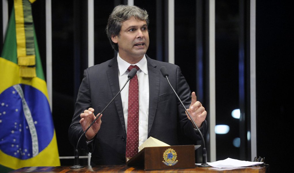 O senador Lindbergh Farias (PT-RJ) disse que o projeto do senador José Serra (PSDB-SP), que tira da Petrobras o status de operadora única do pré-sal, não pode ser votado rapidamente; parlamentares discutem a proposta nesta terça-feira (30) com a presença de especialistas; segundo o petista, há interesses de petroleiras norte-americanas na votação e acrescentou que não procedem os argumentos de que a Petrobras não tem dinheiro para explorar o pré-sal, lembrando que os leilões ocorrerão somente no próximo ano e que nenhuma empresa faz um investimento desse porte sem financiamentos internacionais