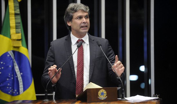 O senador Lindbergh Farias (PT-RJ) disse que o projeto do senador José Serra (PSDB-SP), que tira da Petrobras o status de operadora única do pré-sal, não pode ser votado rapidamente; parlamentares discutem a proposta nesta terça-feira (30) com a presença de especialistas; segundo o petista, há interesses de petroleiras norte-americanas na votação e acrescentou que não procedem os argumentos de que a Petrobras não tem dinheiro para explorar o pré-sal, lembrando que os leilões ocorrerão somente no próximo ano e que nenhuma empresa faz um investimento desse porte sem financiamentos internacionais