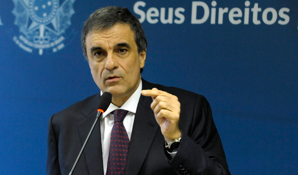 Convocado pela Comissão Parlamentar de Inquérito da Petrobras para explicar o grampo ilegal encontrado na cela do doleiro Alberto Youssef, na Polícia Federal (PF), em Curitiba, o ministro da Justiça, José Eduardo Cardozo, disse, por meio de nota, não haver problema em ir à CPI; “Se eu puder colaborar de alguma forma para a elucidação dos fatos, eu o farei. Comparecer ao Parlamento é sempre uma honra para mim”, afirmou 