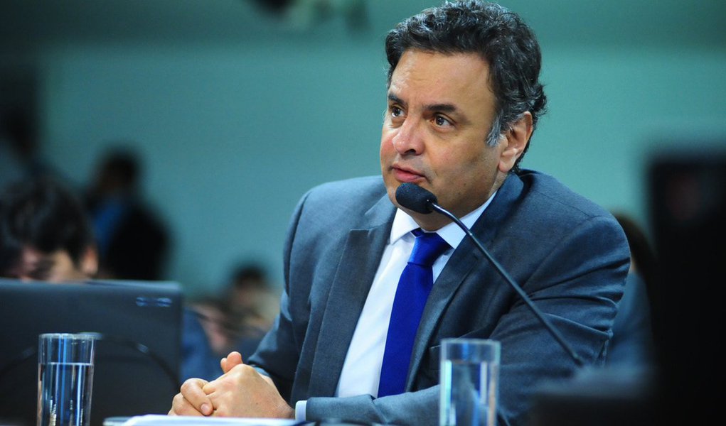 Em nota, o senador Aécio Neves (PSDB) criticou a mudança do superávit primário anunciada nesta quarta (22) pelo governo federal; "A revisão para baixo da meta do superávit primário é mais uma prova da incapacidade do governo de cumprir com os compromissos assumidos e decorre de inúmeros e repetidos erros na condução da política econômica nos últimos anos", afirmou; ele disse ainda que "depois de mais de seis meses, tem-se a impressão de que se avançou quase nada e a responsabilidade desse desastre ocorrido com o Brasil é do governo do PT que gastou ao longo dos últimos anos além do crescimento da economia, adiou o pagamento de despesas e 'fez o diabo' para vencer as eleições"