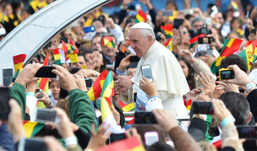 Em uma missa para centenas de milhares de pessoas na Bolívia, o papa Francisco disse nesta quinta-feira que todos têm um dever moral de ajudar os pobres e que aqueles com mais condições não podem desejar apenas que eles "vão embora"; pontífice está no quinto dia de sua viagem por três países da América do Sul