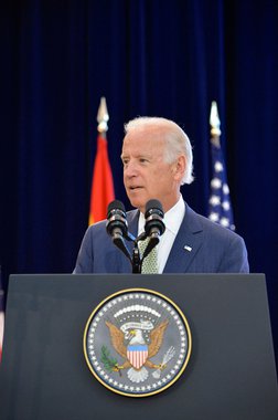 O vice-presidente dos Estados Unidos, Joe Biden, cogita a possibilidade de se candidatar nas primárias do Partido Democrata para as eleições presidenciais de 2016; a informação foi publicada pelo jornal “New York Times”; ele disputaria a vaga contra a ex-senadora Hillary Clinton; Biden já disse publicamente que tomará uma decisão até o fim de setembro, e segundo o colunista Maureen Dowd, do jornal americano, Biden está conversando com amigos, familiares e doadores de campanha sobre a possibilidade de se candidatar