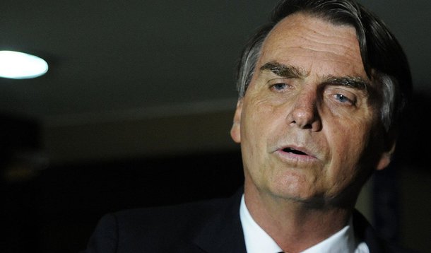 Deputado Jair Bolsonaro (PP-RJ) diz em artigo já ter sido tachado de homofóbico, racista e estuprador, afirma que muitos teriam a mesma reação no caso Maria do Rosário (PT-RS) e defende a ditadura militar: "devemos acreditar no PT, que rejeita qualquer investigação" no caso Celso Daniel, ou no Exército, que "salvou o país do comunismo em 1964?"