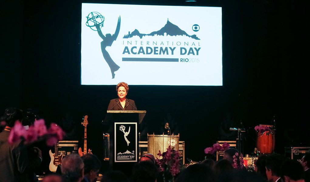 No discurso de abertura de evento em comemoração do Dia Internacional da Academia das Artes e Ciências Televisivas, presidente Dilma Rousseff defende a liberdade de manifestação “para que a sociedade e os cidadãos possam se expressar por meio das diferentes mídias sem qualquer pressão do Estado e ou bloqueio econômico”; 'Prefiro os ruídos e críticas normais da democracia ao silêncio imposto ou obsequiosamente aceito nas ditaduras', completou; ela também disse ter orgulho da aprovação do marco civil da internet e que a convergência das mídias é um dos maiores acontecimentos em andamento neste século