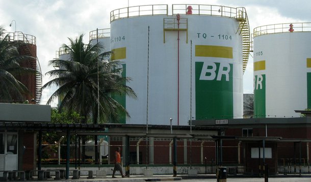 Em fato relevante divulgado na madrugada desta sexta-feira, a companhia disse que a execução da oferta pública inicial de ações (IPO, na sigla em inglês) da BR Distribuidora dependerá das condições nos mercados doméstico e global; segundo a Reuters, a estatal contratou as unidades de banco de investimento do Citigroup, Bradesco, Itaú Unibanco, Banco do Brasil e BTG Pactual para conduzirem o processo