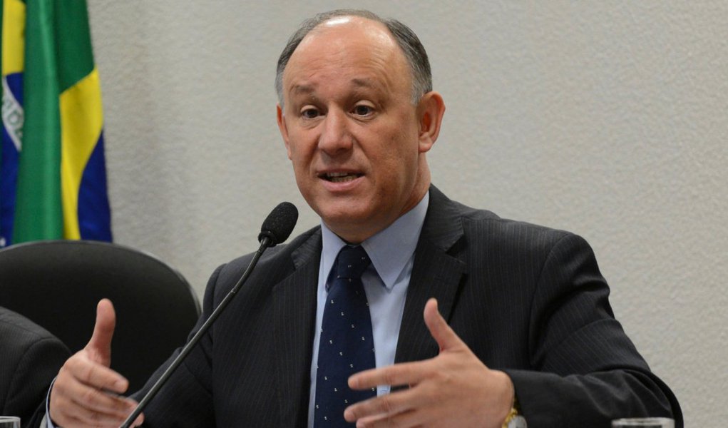 Ministro-chefe da Secretaria de Direitos Humanos, Pepe Vargas disse que o fato de o governo procurar setores da oposição para dialogar sobre a manutenção da maioridade penal em 18 anos não deve ser visto com estranhamento; "A gente não deve estranhar quando se dialoga. O Parlamento propicia isso", disse; o governo está apoiando a proposta do senador José Serra (PSDB) que aumenta de três para oito anos a internção de adolescentes em caso de crime hediondo, como alternativa à redução da maioridade penal