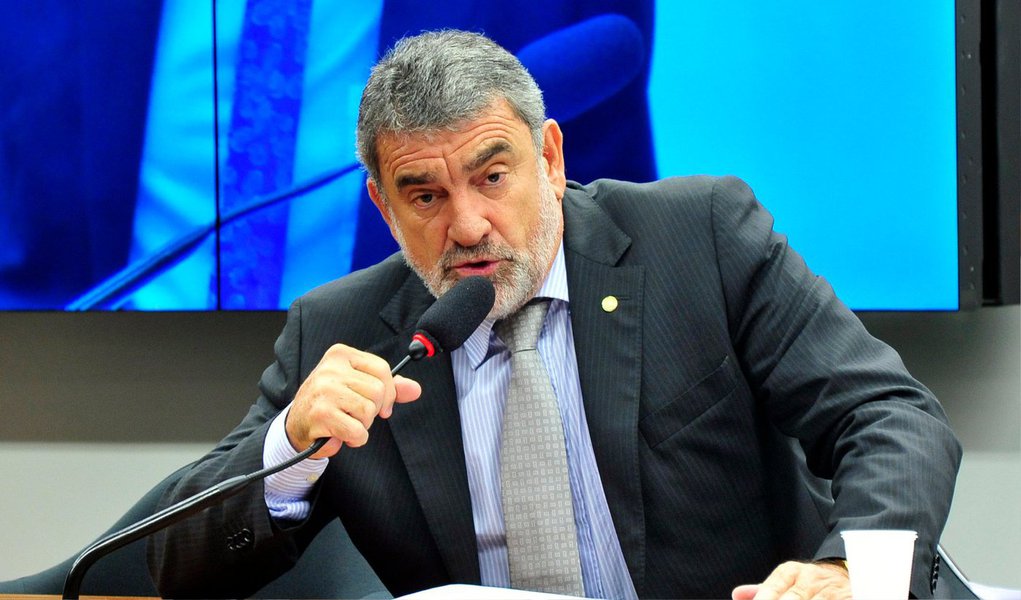 O deputado Laerte Bessa (PR-DF) foi escolhido para ser o relator da Proposta de Emenda à Constituição (PEC) 171/93, que reduz a maioridade penal de 18 anos para 16 anos; Bessa disputou a vaga com oito deputados que se candidataram ao cargo; Bacharel em Direito, ex-delegado e diretor da Polícia Civil do Distrito Federal, Bessa disse que vai ouvir todos os posicionamentos sobre o assunto, incluindo a opinião de parlamentares e convidados que ainda serão elencados pelo relator