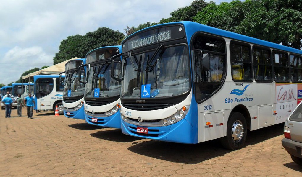 O Sindicato dos Rodoviários ameaça paralisar o sistema de transporte coletivo de São Luís, por tempo indeterminado, na madrugada de quarta-feira (25); em comunicado, entregue ao Sindicado das Empresas, os representantes dos rodoviários alegam que os patrões não estão pagando 40% dos salários até o dia 20 de cada mês, como definido na última convenção coletiva de trabalho