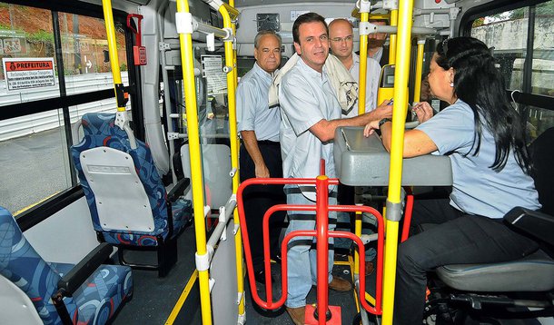 O prefeito do Rio de Janeiro, Eduardo Paes, disse que não vai cumprir a determinação do Tribunal de Contas do Município (TCM), de reduzir em R$ 0,131 o valor das passagens municipais dos ônibus, que atualmente é de R$ 3,40; “Nós estamos fazendo a fábrica de escolas e eu não vou pegar dinheiro da educação e pagar empresários de ônibus. O que a gente vai fazer sempre é permitir que a administração, que o Poder Executivo possa escolher, no seu poder discricionário. A gente insistiu muito com o Tribunal de Contas que a prefeitura poderia, sim, passar dinheiro da educação para empresas de ônibus, como fez no ano passado, mas neste momento não vamos passar”, garantiu.