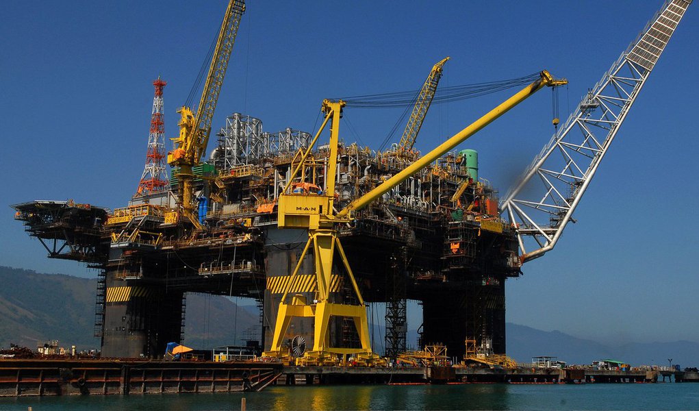 Um dos sinais mais vigorosos da força da Petrobras, a produção de petróleo na camada de pré-sal chegou a 715 mil barris diários no mês de abril, segundo divulgou nesta segunda (1º) a Agência Nacional de Petróleo, Gás Natural e Biocombustíveis (ANP); o total de petróleo em todos os campos no país, no mesmo período, foi 2,394 milhões de barris diários; a produção de gás natural atingiu 94,3 milhões de metros cúbicos por dia; de acordo com a ANP, houve aumento de 11,6% na produção de petróleo nacional, comparada a abril de 2104, e crescimento de 13,9% na produção de gás natural
 