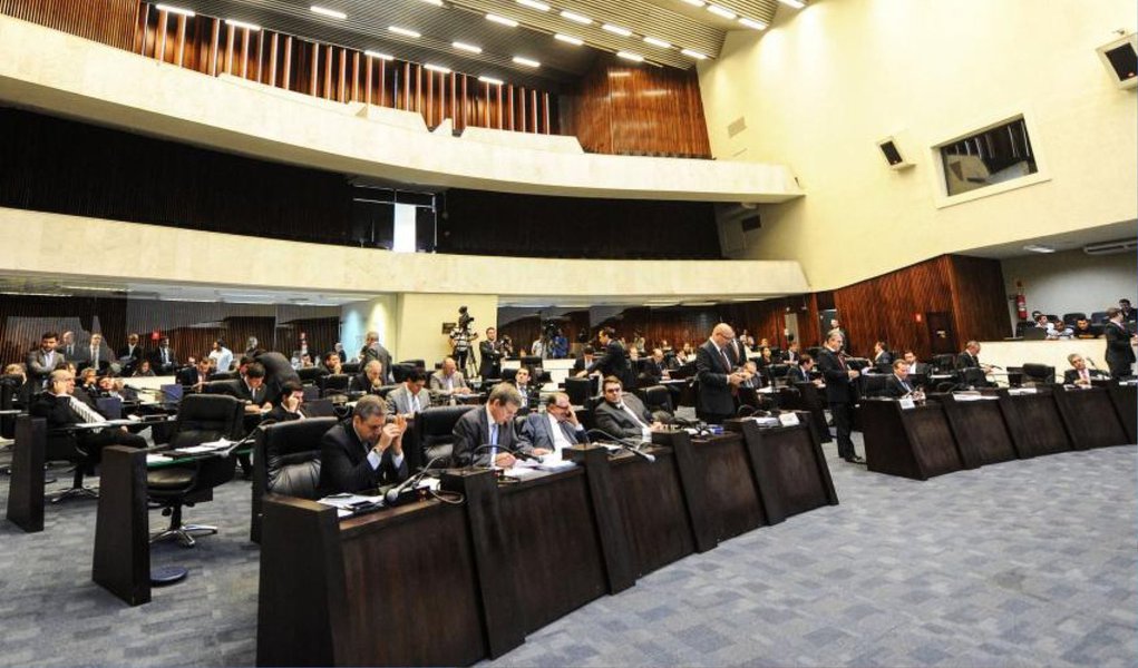 Com protestos e proteção de centenas de policiais, os deputados do Paraná aprovaram, em primeira discussão, o projeto, de autoria do governo de Beto Richa (PSDB), que muda a previdência estadual dos servidores, nesta segunda (27); a proposta, porém, recebeu emendas e voltará para análise da Comissão de Constituição e Justiça; por isso, deve passar por nova votação na quarta (29); professores em greve prometem fazer vigília e montar acampamento em frente ao local