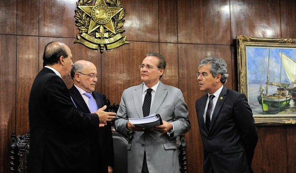 O presidente do Congresso Nacional, senador Renan Calheiros (PMDB-AL), recebeu nesta quinta (18) o relatório do Tribunal de Contas da União (TCU) que aponta irregularidades nas contas do governo no ano de 2014; o documento foi entregue pessoalmente pelo relator da matéria, ministro Augusto Nardes; “Senti uma excelente boa vontade. Renan disse que priorizaria isso. É um avanço para a sociedade brasileira. A principal função do Congresso é fiscalizar as contas da República”, disse o ministro ao deixar a reunião