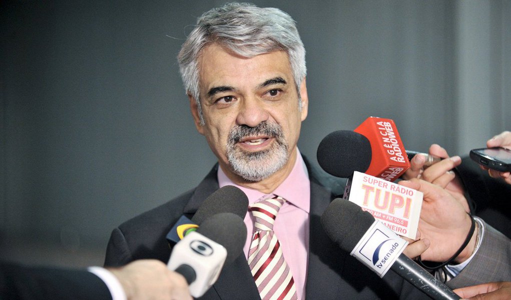 Líderes da base governista no Congresso vão se reunir com o vice-presidente da República, Michel Temer, na próxima quinta-feira (21), para discutir detalhes sobre a votação das medidas provisórias (MPs) que tratam do ajuste fiscal, em especial a MP 664; segundo o líder do PT no Senado, Humberto Costa (PE), a reunião irá definir qual será o procedimento a ser adotado em relação à emenda incluída pela Câmara no texto e que estabelece nova fórmula de cálculo para o fator previdenciário; "Isso vai ser parte da estratégia que nós vamos discutir na quinta-feira", disse