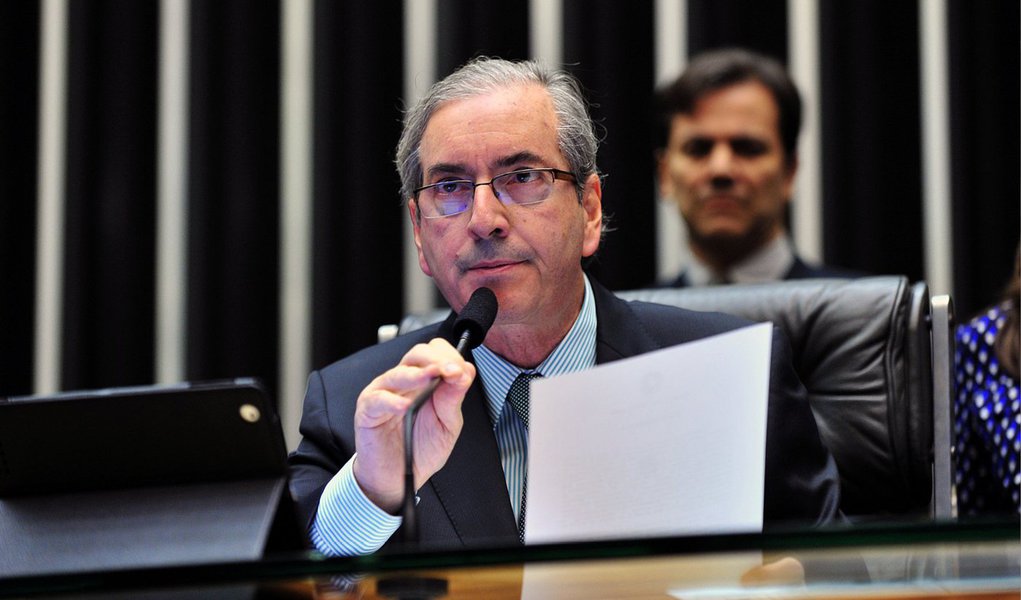 Presidente da Câmara dos Deputados, Eduardo Cunha (PMDB-RJ) disse que tentará concluir a votação da PEC do Orçamento Impositivo na próxima segunda-feira (9); após a tentativa de votar o segundo turno do Orçamento Impositivo na última terça-feira (3), Cunha marcou para a semana que vem uma sessão extraordinária para tentar concluir a PEC que obriga o governo a pagar as emendas que deputados e senadores apresentaram no Orçamento anual